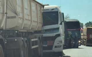 Engavetamento envolveu quatro veículos, sendo uma carreta bitrem, um caminhão tanque, um ônibus e caminhão baú. 