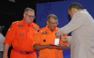 overnador Wanderlei Barbosa entrega honrarias aos bombeiros que atuaram nos resgates no Rio Grande do Sul 