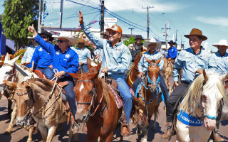 O governador Wanderlei Barbosa percorreu o trajeto ao lado de milhares de cavaleiros e amazonas, destacando a importância do evento dentro da programação da 56ª Expoara