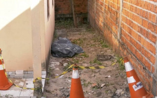 Corpo foi encontrado na lateral de uma casa abandonada. 