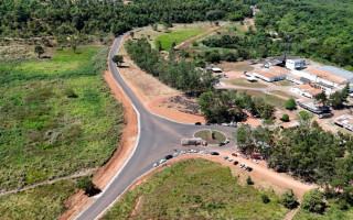 A Avenida Joaquim Sabino possui 1,5 km de extensão e sete metros de largura, suficiente para a passagem de até dois caminhões em sentidos opostos