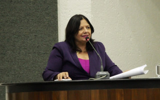Deputada estadual Valderez Castelo Branco comemora.