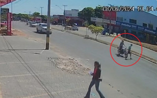 Vídeo mostra motociclista empinando moto antes de atropelar idoso em avenida