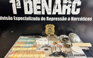 Drogas, dinheiro e arma aprendidos durante a operação