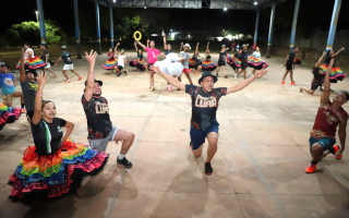 O grupo é formado por 55 membros, sendo 44 dançarinos e integrantes da produção de apoio do espetáculo.