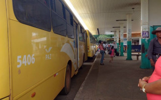 Fila de ônibus estacionados no terminal Bandeiras, centro de Araguaína.