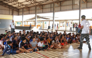 Durante uma oficina, as crianças aprenderam sobre a importância da fauna e flora do Cerrado 