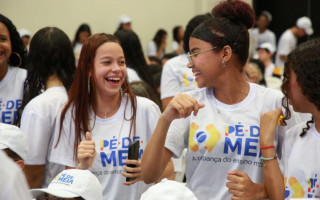 Mais de 2,7 milhões de alunos do ensino médio de todo o país estão entre os beneficiários do Pé-de-Meia.