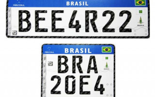 A nova placa vai ter uma tarja azul, bandeira do Brasil e outra configuração de letras e números.