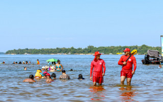  Equipe de bombeiros militares em atuação na Praia Grande, em Araguanã