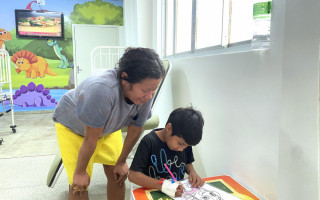 Lucas realiza pintura durante internação 