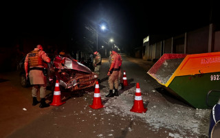 Veículo ficou com a frente totalmente destruída. 