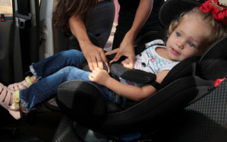 Os condutores devem manter uma atenção quanto ao uso do bebê conforto, cadeirinha ou assento de elevação.