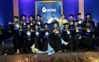 Engenheiros agrônomos formados pela Unitins com o coordenador do curso, Thiago de Lázari; o diretor do Câmpus Palmas, Ulisses Franklin; e o reitor Augusto Rezende 