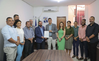 O presidente do Detran/TO, Willian Gonzaga e o presidente da Jucetins, Isaam Saado, assinam Termo de Cooperação 