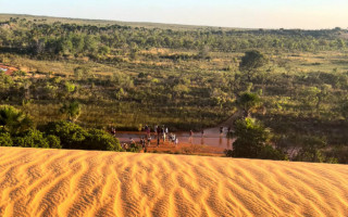 Turistas fazem trilha para chegar às duna