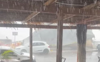 Chuva forte derruba barracas em praia de Araguatins
