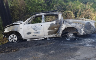 Veículo ficou totalmente destruído pelo fogo. 