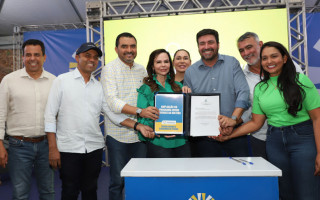 Governador Wanderlei Barbosa e a representante da Caixa assinaram o convênio para construção da escola de tempo integral padrão em Palmas e Gurupi.