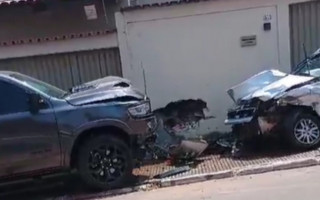 Veículo foram parar na calçada. 