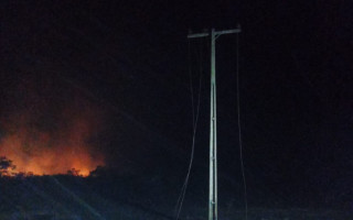 Mesmo sem atingir a rede, o calor das chamas pode colocar em risco a distribuição de energia