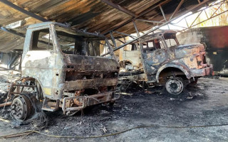 Caminhões ficaram destruídos e teto da oficina se contorceu. 