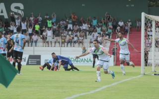 Jogadores do Luverdense comemoram gol na goleada sobre o Sparta por 7 x0