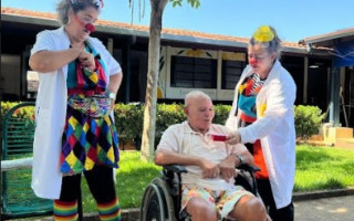 Entre os serviços oferecidos estão massagens terapêuticas, tiragem de fotos para caricaturas, entrega de fraldas geriátricas, sessões de cinema com filmes leves e divertidos, apresentações de palhaços.
