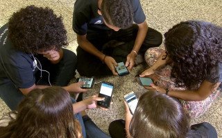  Projeto de lei proíbe uso de celular inclusive no recreio e nos intervalos entre as aulas.