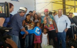 Vereadora Zezé Cardoso durante entrega das casas no Lago Azul