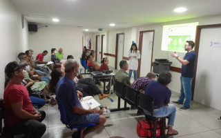  Pacientes e acompanhantes durante palestra da campanha Novembro Azul 