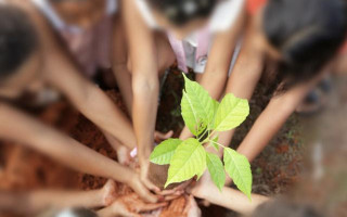 Alunos da rede pública municipal se unem a técnicos do Meio Ambiente numa blitz educativa