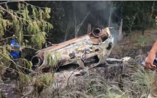 Motorista conseguiu sair do carro e sofreu ferimentos leves. 
