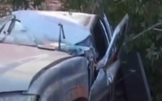 Caminhonete capotou após colidir no poste.