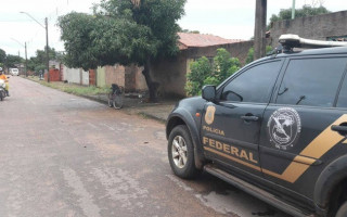 Agentes da Polícia Federal cumprem mandados em Paraíso do Tocantins.