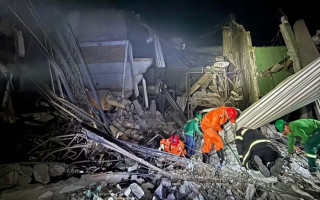 Parte da estrutura e telhado do galpão foram destruídos pela explosão