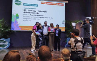  A estudante Marianny e a professora Moab recebendo a premiação regional na olimpíada