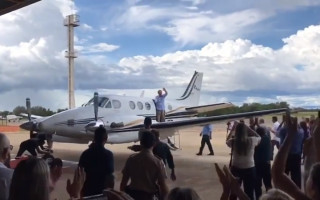 Um dia após cassação, Marcelo desembarca no Aeroporto de Palmas.