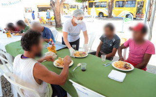 Além das doações de roupas e distribuição de kits de higiene, o programa municipal também inclui alimentação e o encaminhamento destes cidadãos para os serviços públicos sociais e de saúde, quando necessário