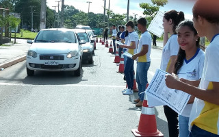 Alunos e professoras do Colégio Estadual Ademar Vicente Ferreira fazem blitz educativa.