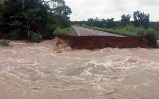 Rodovia desabou devido córrego que transbordou.