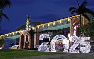 Com 6 milhões de pontos de luz e mais de 700 peças decorativas, a Praça dos Girassóis se transforma em um cenário mágico de Natal