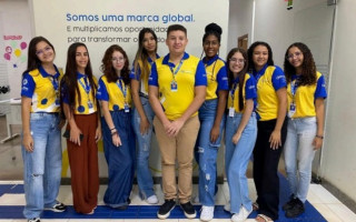 Os 10 estudantes selecionados para viagem à Europa. 