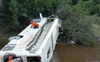 Ônibus cai de ponte e deixa mortos e feridos na BR-153