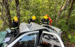 Os dois ocupantes do Fiat Siena morreram no local. 