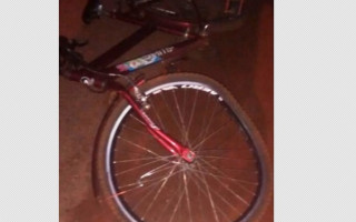 Menina trafegava de bicicleta quando foi atingida.