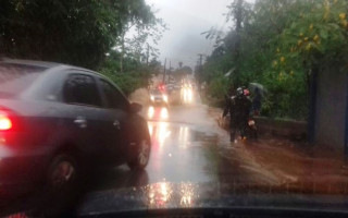 Córrego transbordou devido a chuva intensa pela manhã.