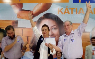 Kátia Abreu durante evento festivo de filiação ao PDT, ao lado de Ciro Gomes e Carlos Lupi.