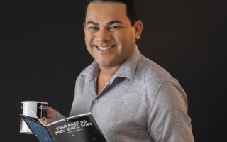 Francisco Neto Pereira Pinto é psicanalista, professor universitário e escritor. 