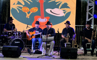 Integrantes do Grupo Tributo durante ensaio para as apresentações do projeto 